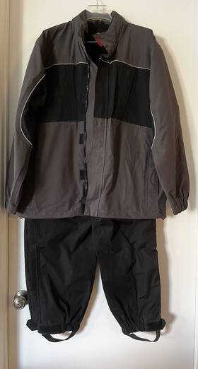 1013819 Harley-davidson 2 Piece Rain Suit Gray Jacket And Black Pants Overpass Ii Sz M 1013819 Harley-davidson 2 Piece Rain Suit Gray Jacket And Black Pants Overpass Ii Sz M
